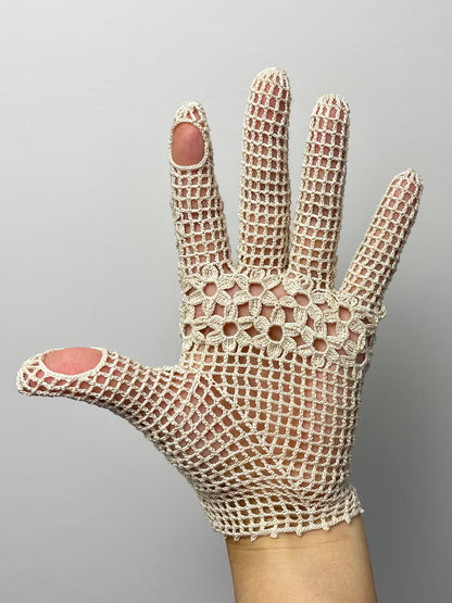 Gloves with Floral Motifs Crochet Pattern
