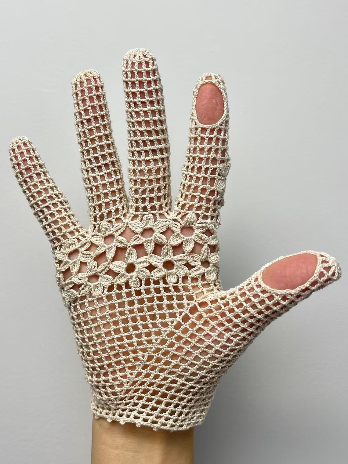 Gloves with Floral Motifs Crochet Pattern