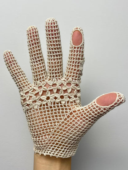 Gloves with Floral Motifs Crochet Pattern