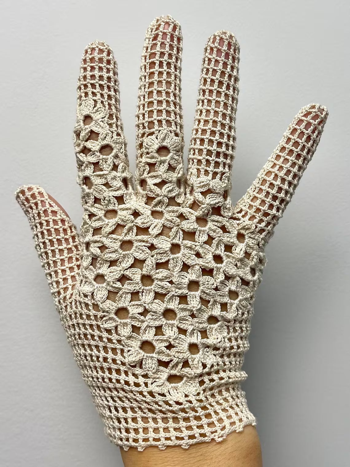 Gloves with Floral Motifs Crochet Pattern