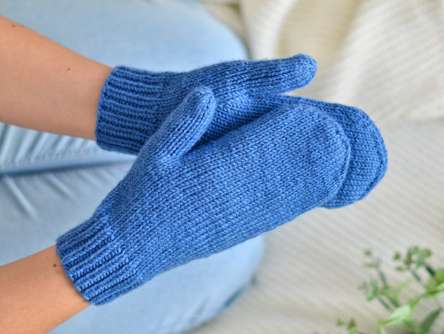 Women Basic Mittens Knitting Pattern